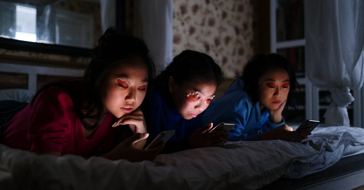 Adolescenții și inteligența artificială: O conversație mai ușoară decât cu oamenii