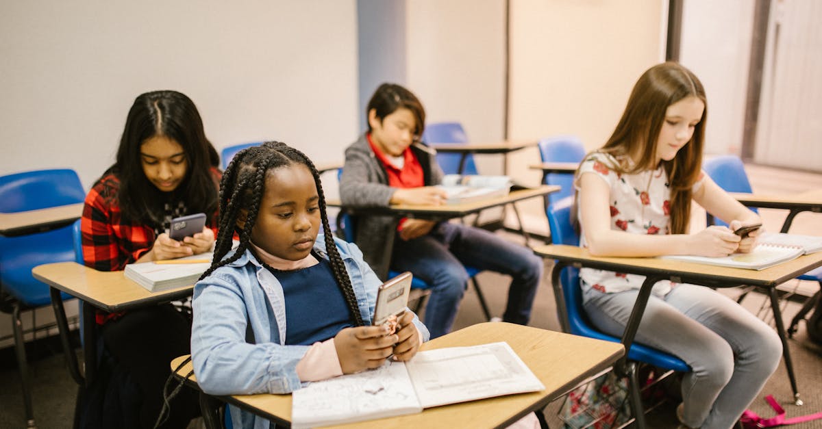 Finlanda interzice telefoanele mobile în școli pentru a îmbunătăți educația