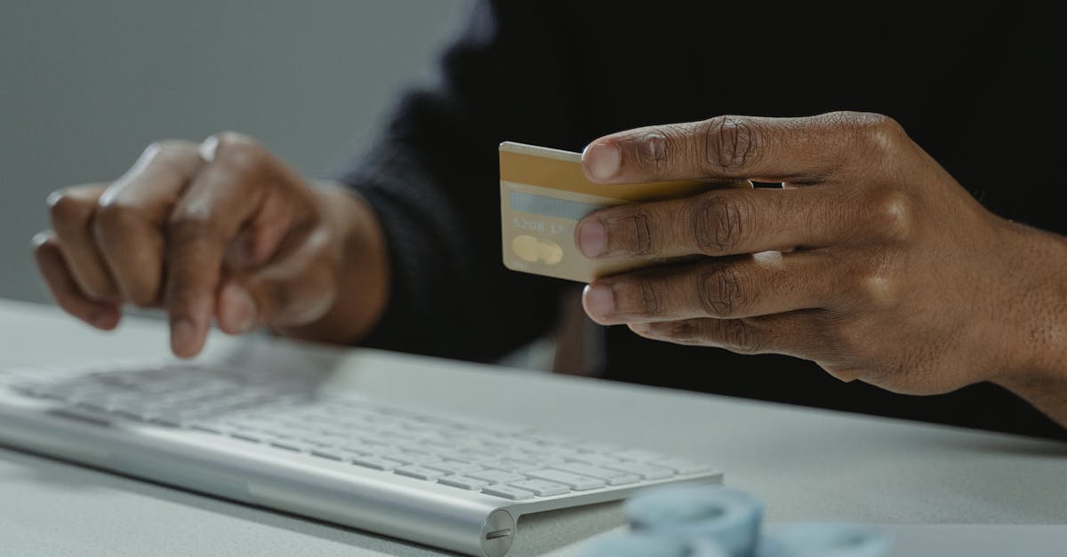 Atenție la înșelătoriile online care folosesc imaginea economistului Adrian Negrescu