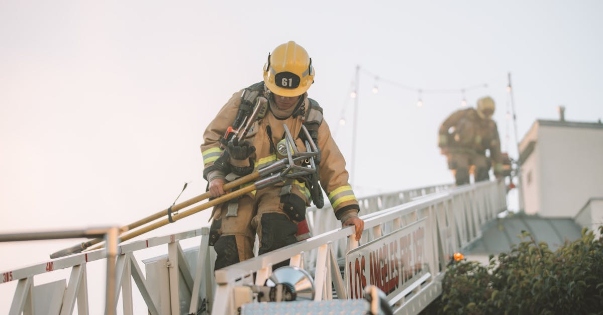 Incendiu devastator într-un bloc din Victoria: Trei persoane primesc îngrijiri medicale