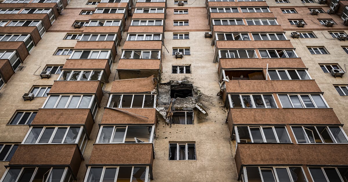 Miracol la Kiev: O tânără supraviețuiește căderii de la etajul 9 după un atac cu rachetă