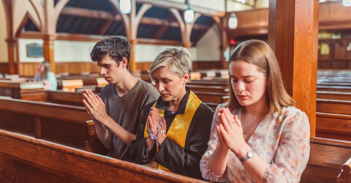 Întâlnire spirituală în Parohia Mara: Liturghie arhierească și binecuvântarea unei capele mortuare