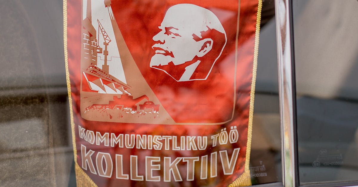 Cehia incriminează propaganda comunistă, în timp ce România se confruntă cu nostalgii pentru trecut