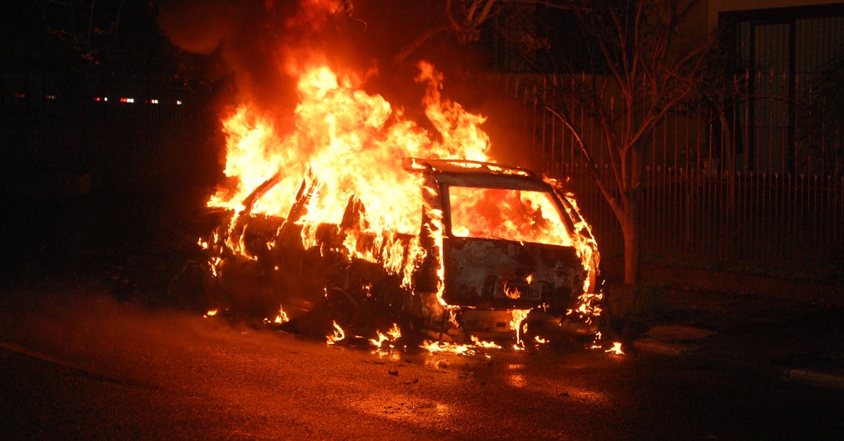 Incendiu devastator la un service auto din Rupea: cinci mașini distruse