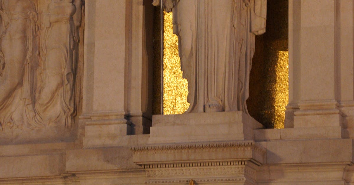 Un act revoltător la Monumentul Soldatului Necunoscut din Paris: un bărbat își aprinde țigara cu flacăra sacră