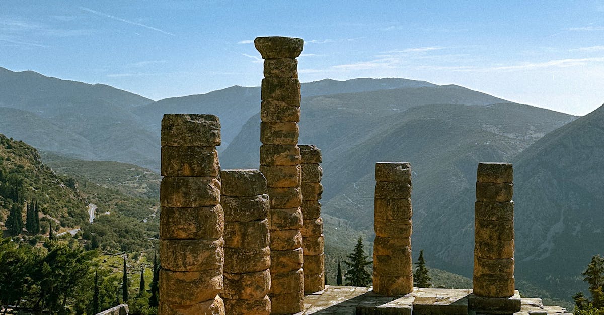 Descoperă misterul Buricului Pământului la Delphi, Grecia