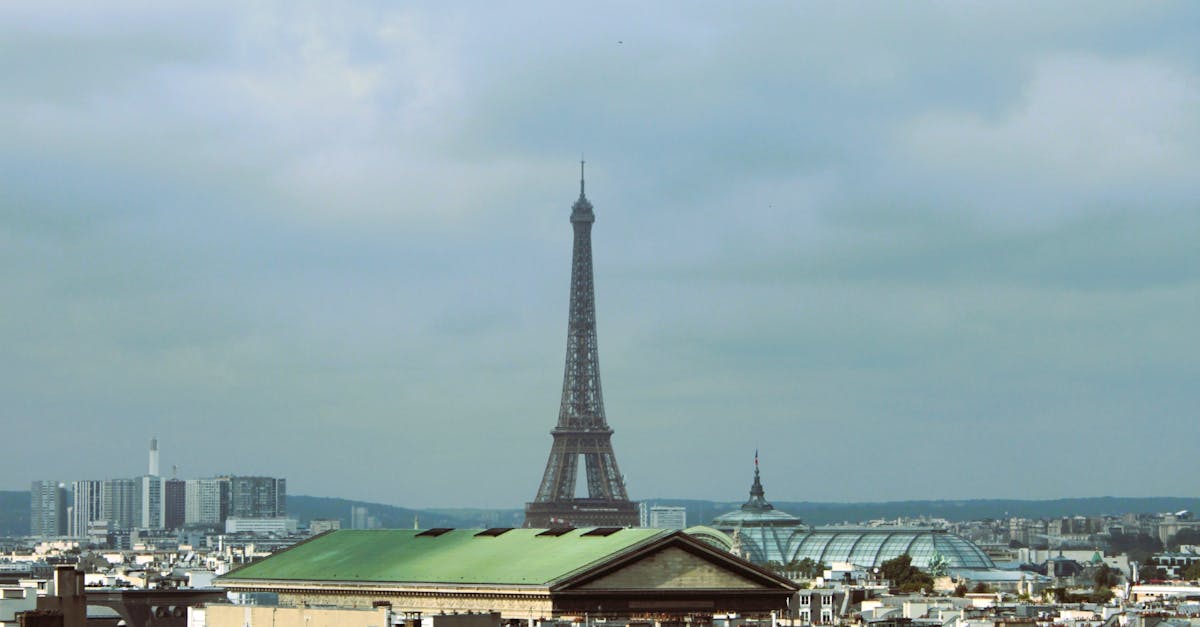 Trei bărbați reținuți după o coborâre cu parașuta de pe Turnul Eiffel