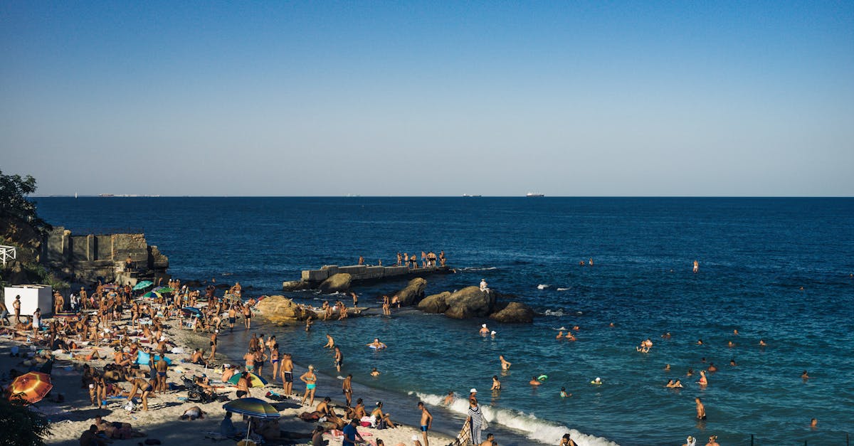 Tragedie pe țărmul Mării Negre: trei înotători pier în explozii misterioase