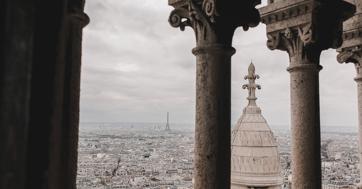 Un bărbat a sărit cu parașuta de pe Turnul Eiffel și a fost arestat