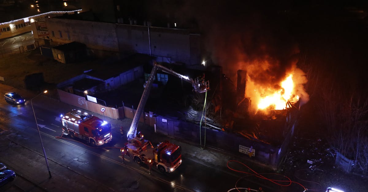 Un tir ia foc pe DN 6, dar pompierii intervin rapid pentru a evita o tragedie