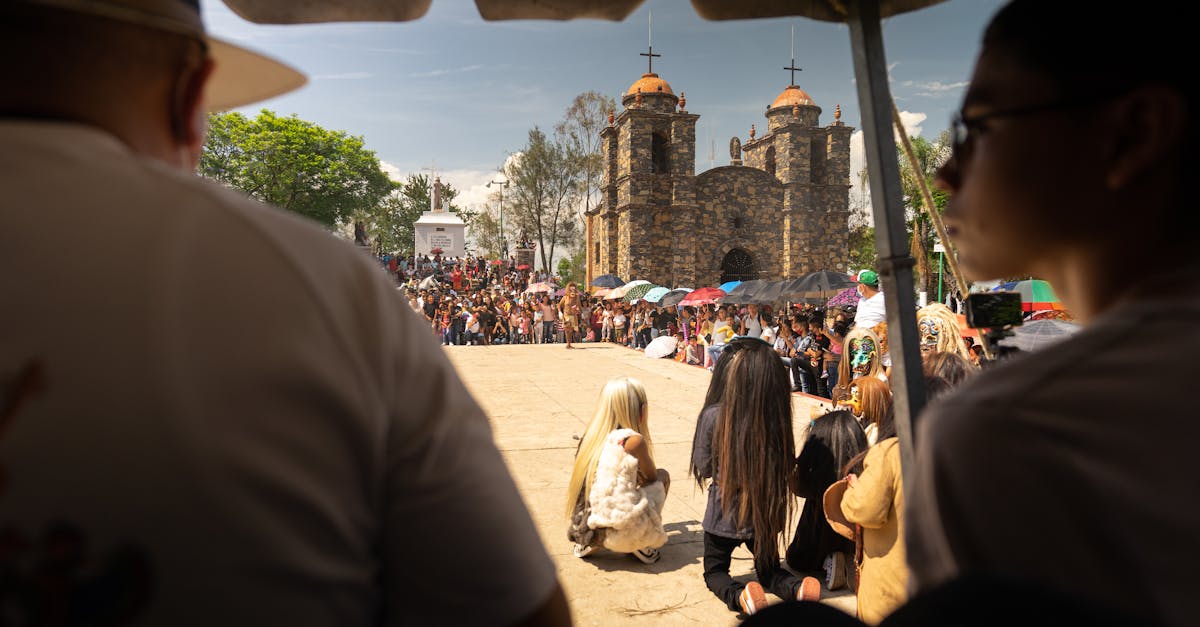 Expoziție de artă în curtea unei biserici din Marca atrage comunitatea