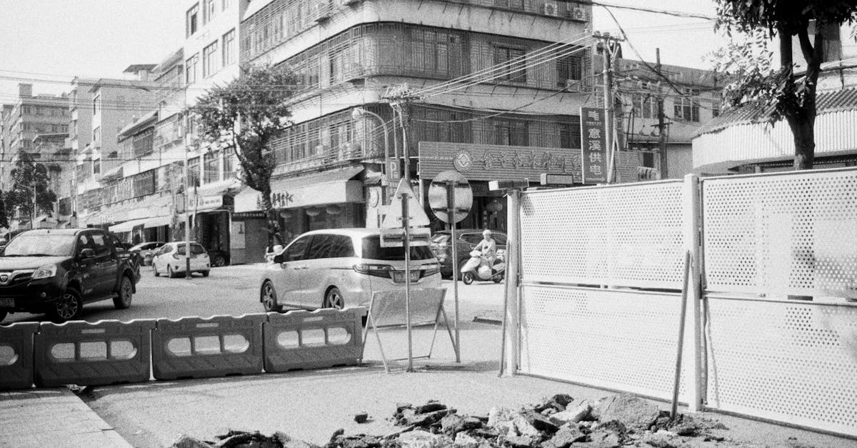 Confuzie pe strada Nicolae Steinhardt din Cluj-Napoca din cauza parcărilor ilegale