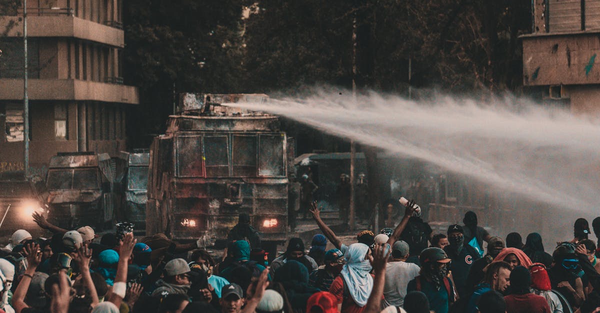 Tensiuni în Serbia: Proteste violente escaladează în Belgrad