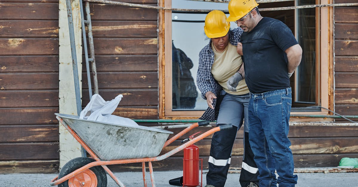 Doi bărbați grav răniți în urma prăbușirii unui perete în timpul demolărilor