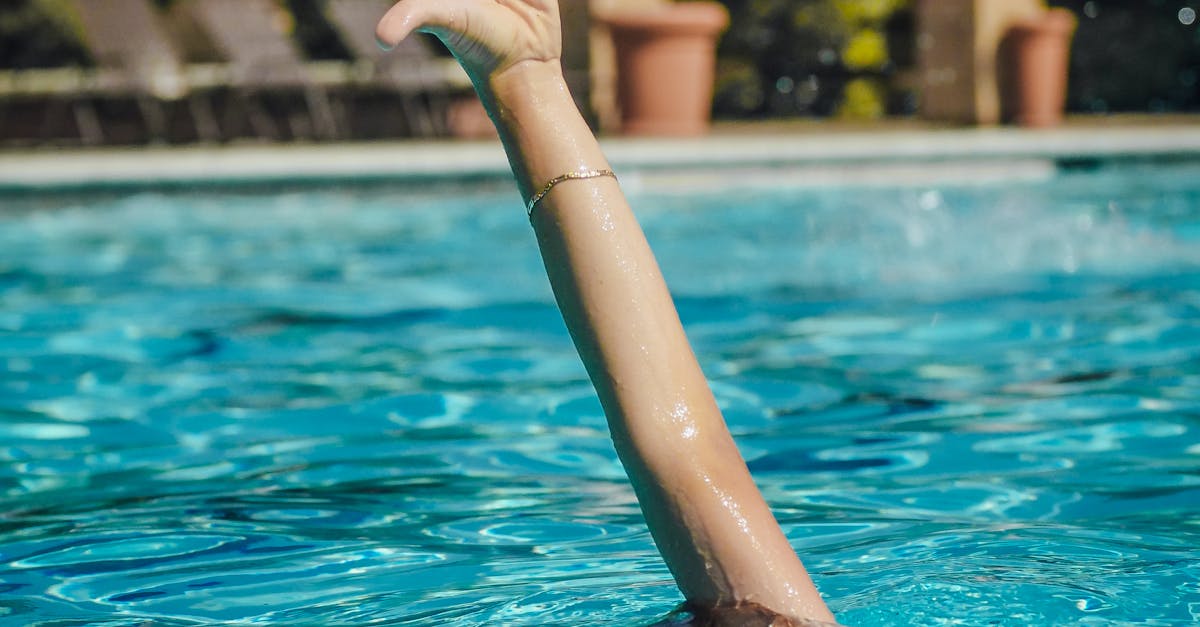 Accident tragic într-o piscină din Elveția: un bărbat a decedat după o săritură nefericită