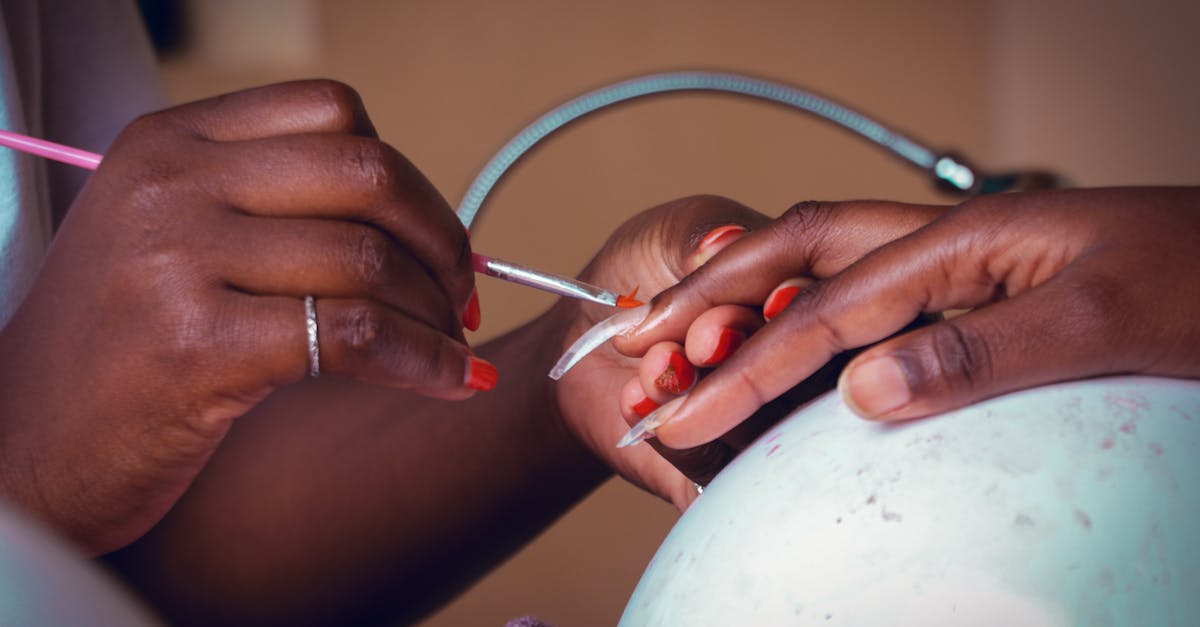 Schimbări majore în industria cosmetică: interzicerea TPO afectează produsele pentru unghii