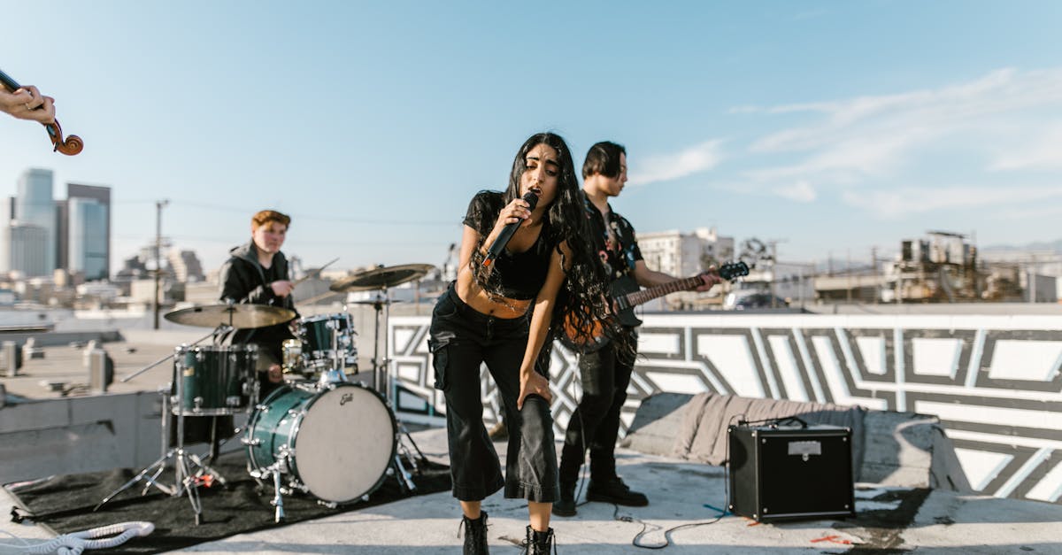 Un show electrizant la Rock Battle: Space Drummer impresionează la 72 de ani