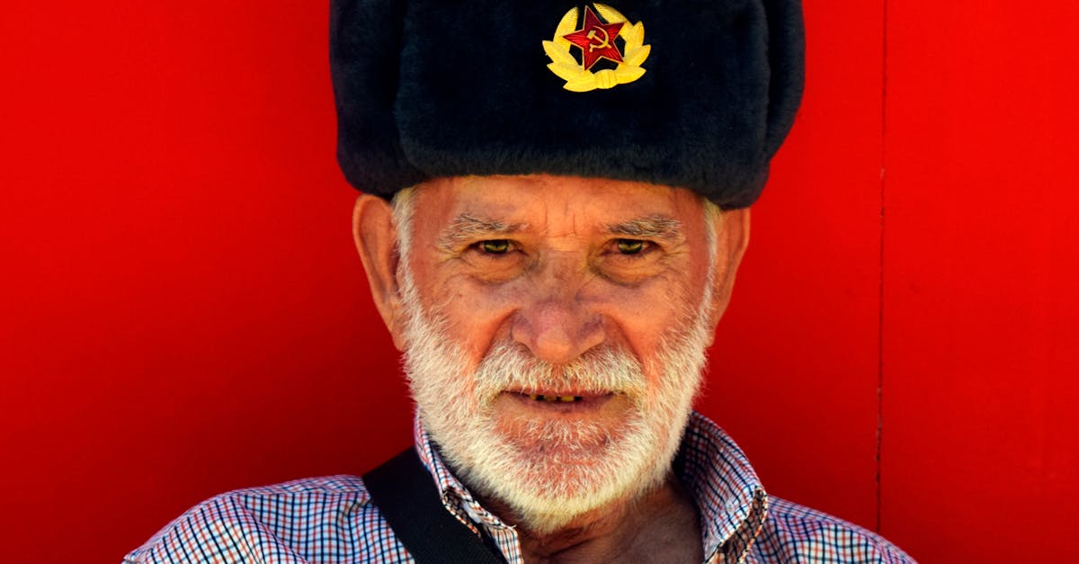 Puloverul cu sigla URSS purtat de Lavrov se epuizează rapid după summitul din Alaska