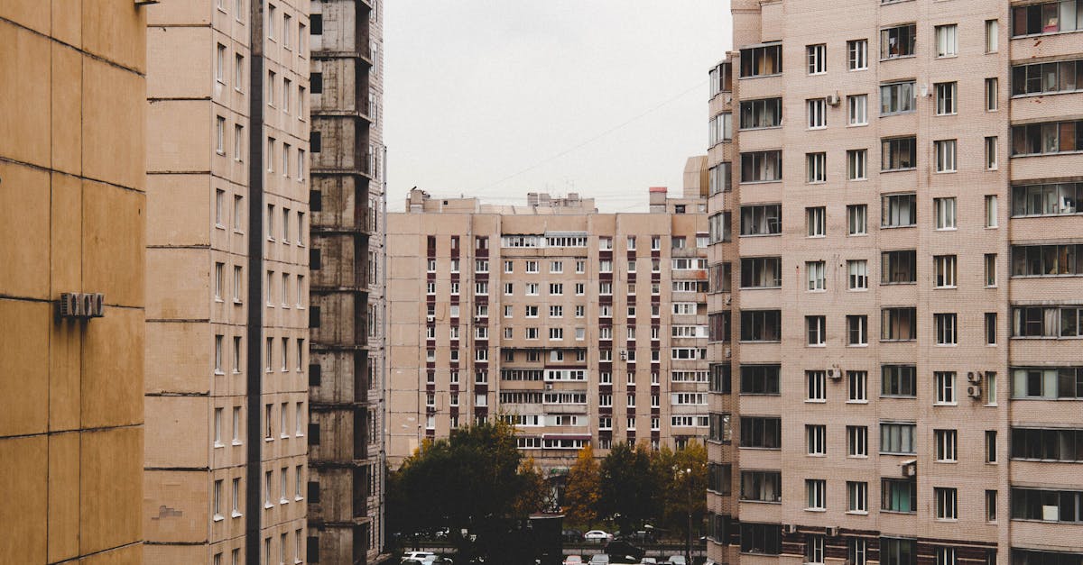 Trotuar blocat de o mașină la Cluj: mamă cu căruciorul nevoită să meargă pe stradă