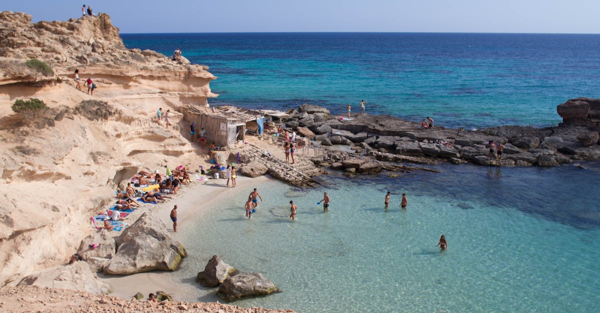 Descoperă plaja cu nisip roz din Formentera: un colț de rai în Insulele Baleare