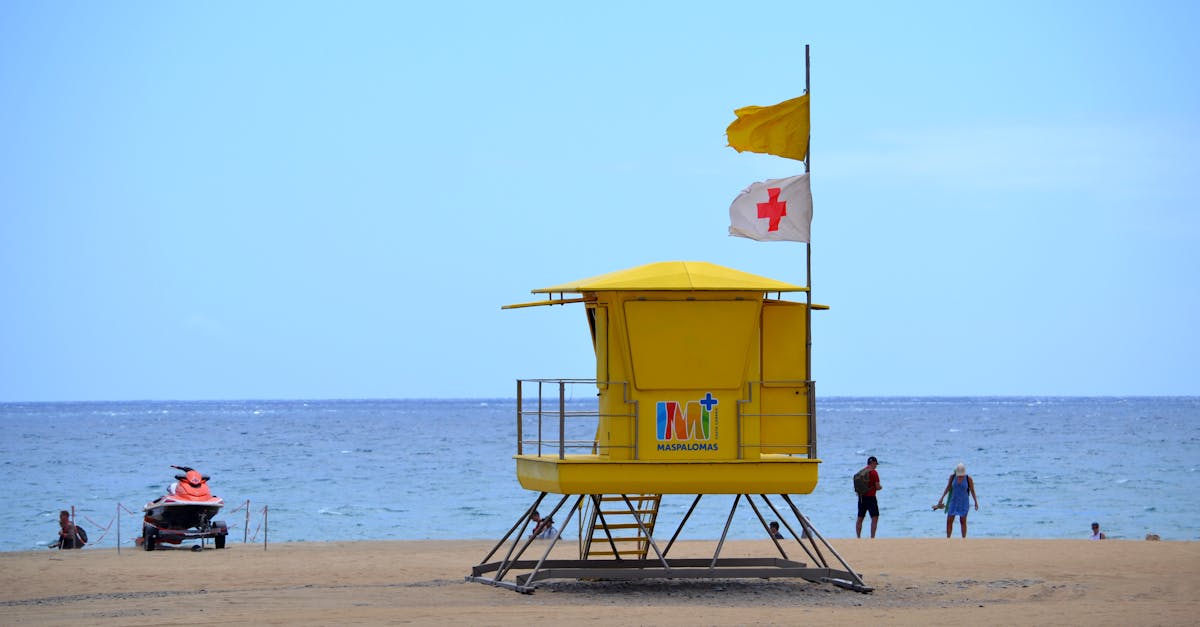 Salvarea turiștilor pe litoral: intervenții dificile în fața valurilor periculoase