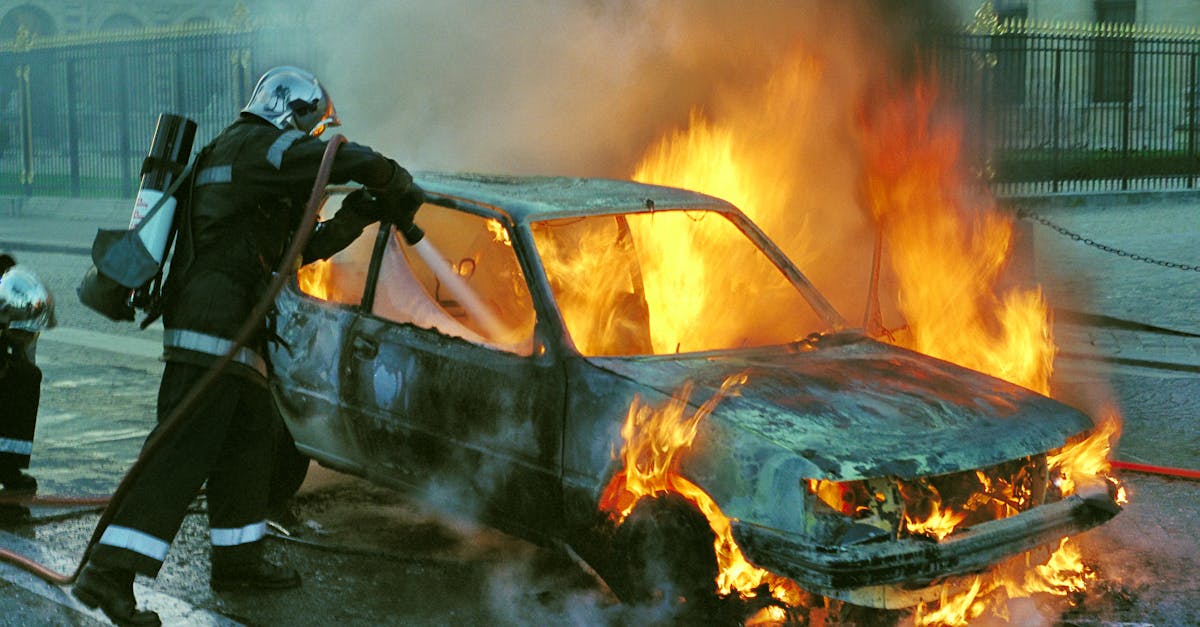 Incendiu pe strada Vasile Aaron: autoturism în flăcări, pompierii intervin rapid