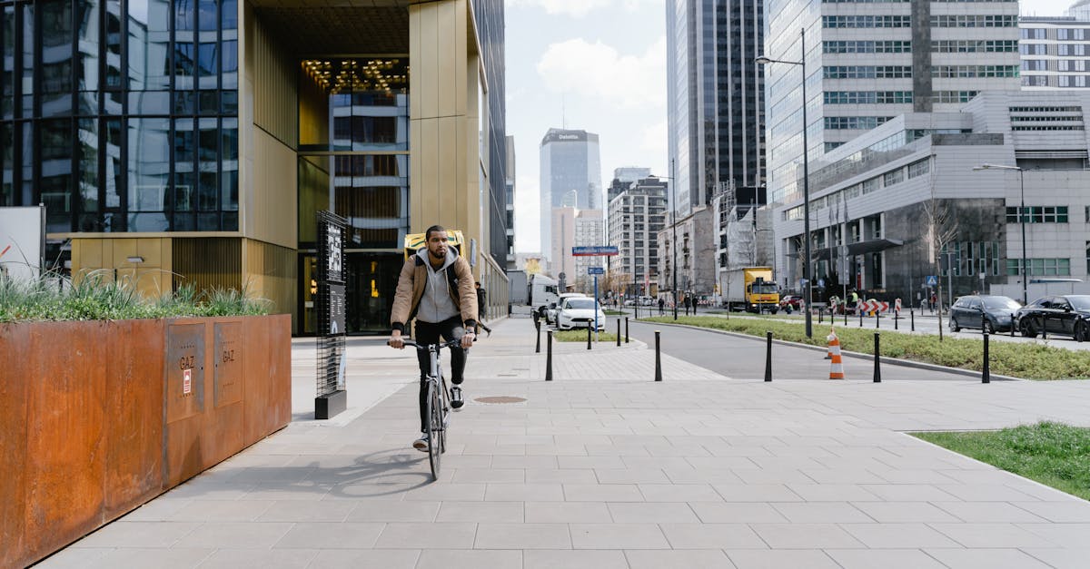 Biciclist livrator în pericol: scene dramatice în trafic din Cluj-Napoca