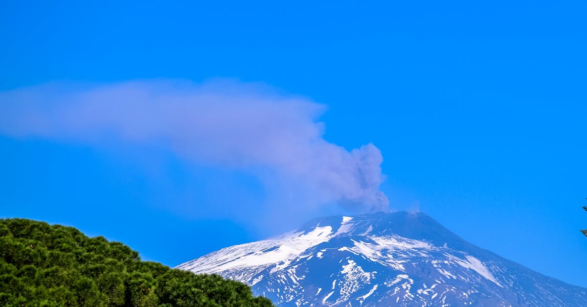 Accesul la Etna restricționat: turiștii nu mai pot apropia de lava