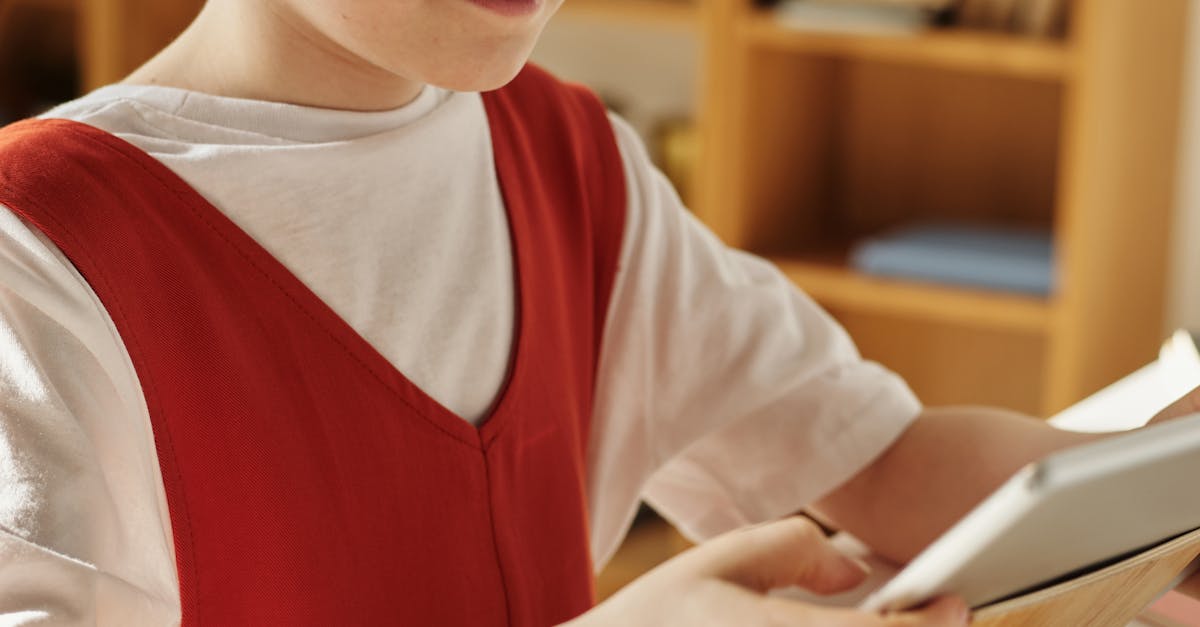 Cum își dezvoltă copiii abilitățile digitale pentru proiectele școlare