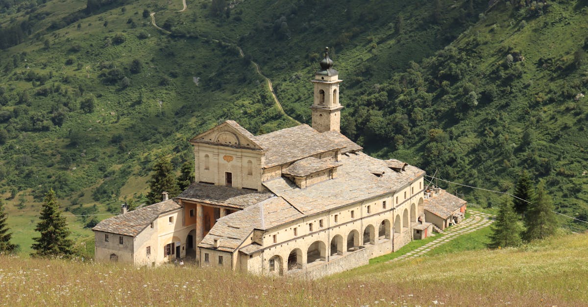 Descoperiți mănăstirea Brâncoveanu: centrul spiritual al fenomenului Arsenie Boca