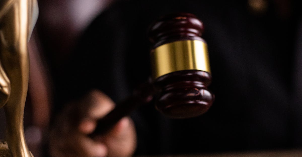Electrician acuzat de fraudă după ce a încasat avans pentru panouri solare