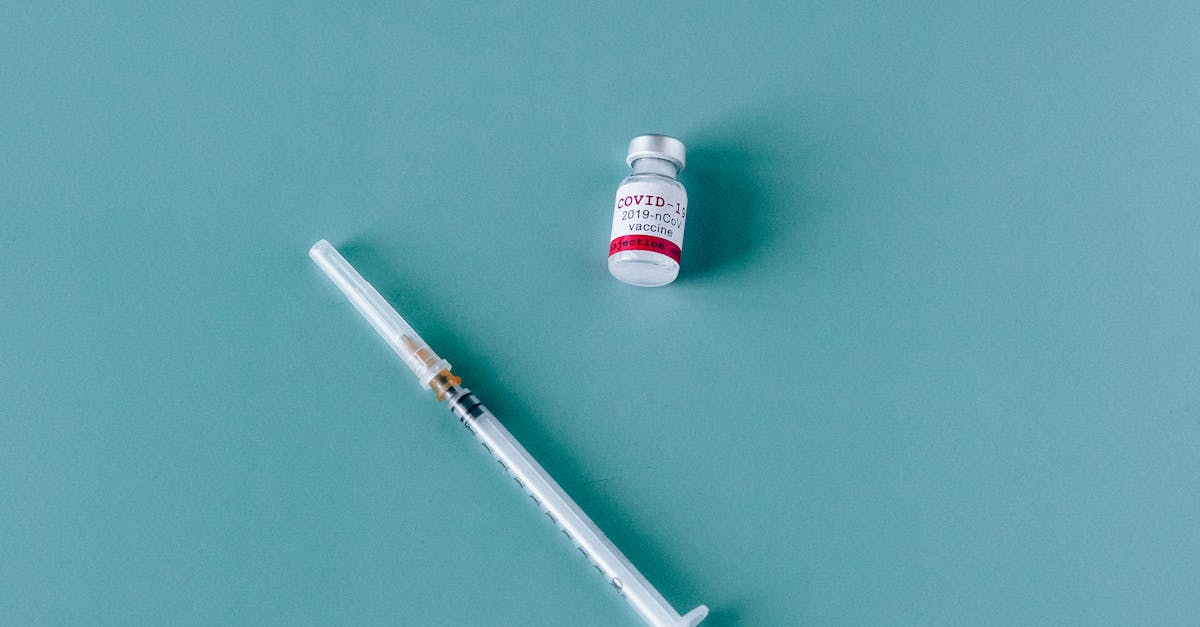 Controversele vaccinului anti-COVID: Ce spune un medic despre efectele contactului intim