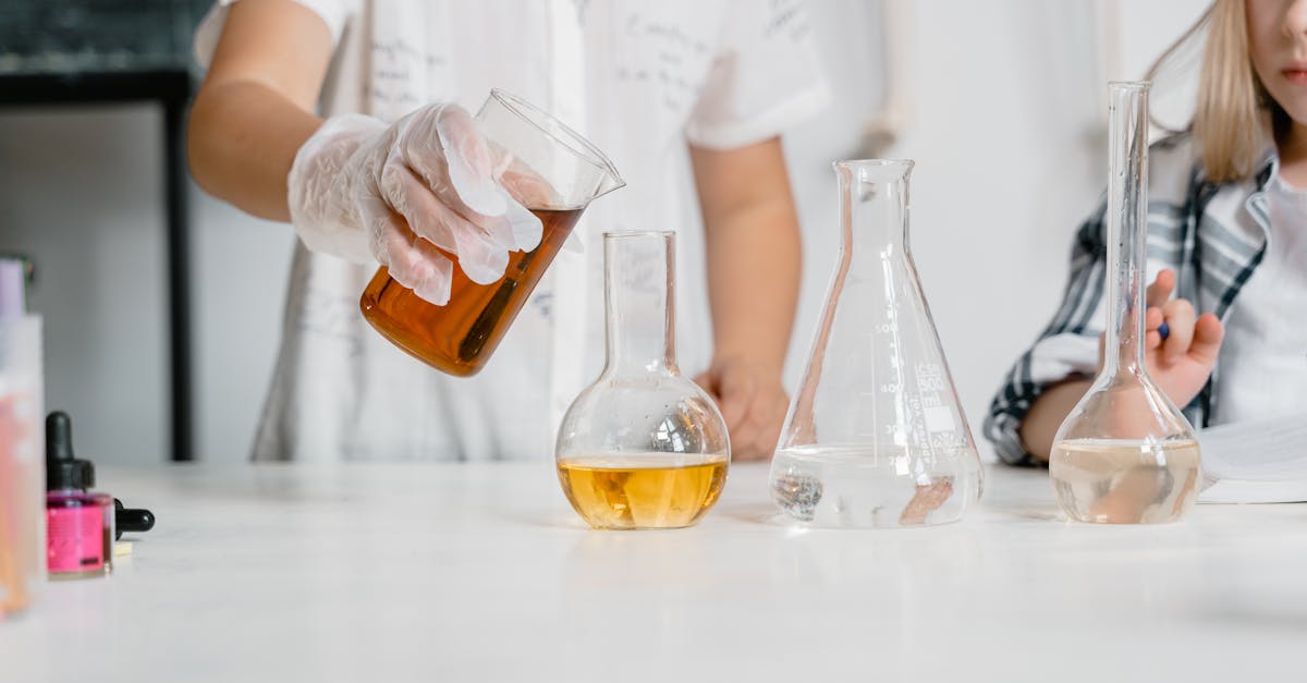 Experimente chimice și educație interactivă pentru copii în curțile bisericilor
