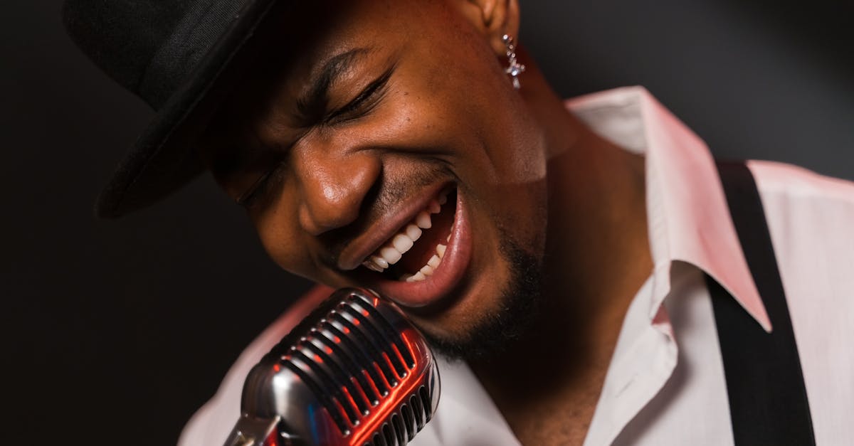 ONYLA își lansează piesa de debut „Operă de artă” – o experiență muzicală captivantă