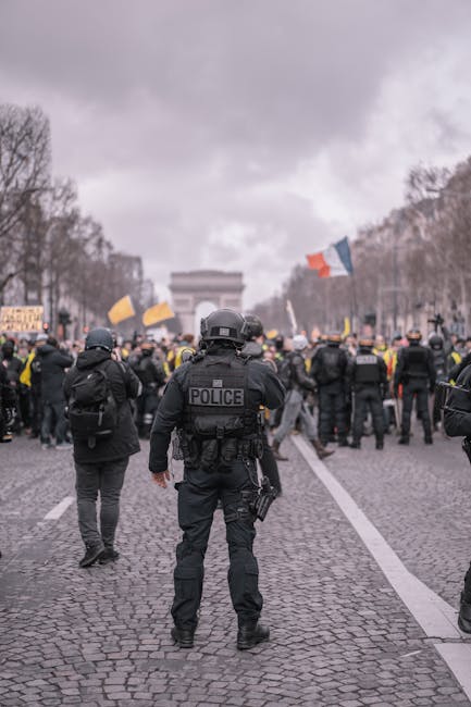 Primarul din Saint-Denis, erou în mijlocul protestelor liceenilor din Paris