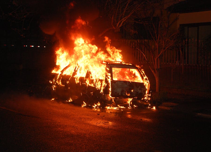 Incident grav provocat de un adolescent la volan: mașina tatălui a luat foc
