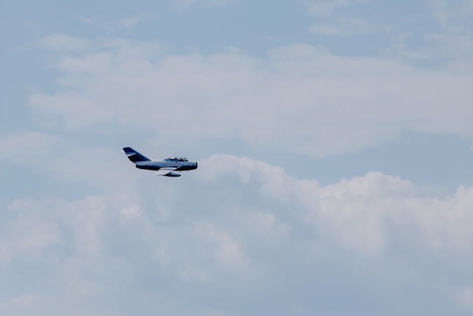 Un avion militar Antonov AN-30 survolează Alba Iulia pentru fotografii aeriene