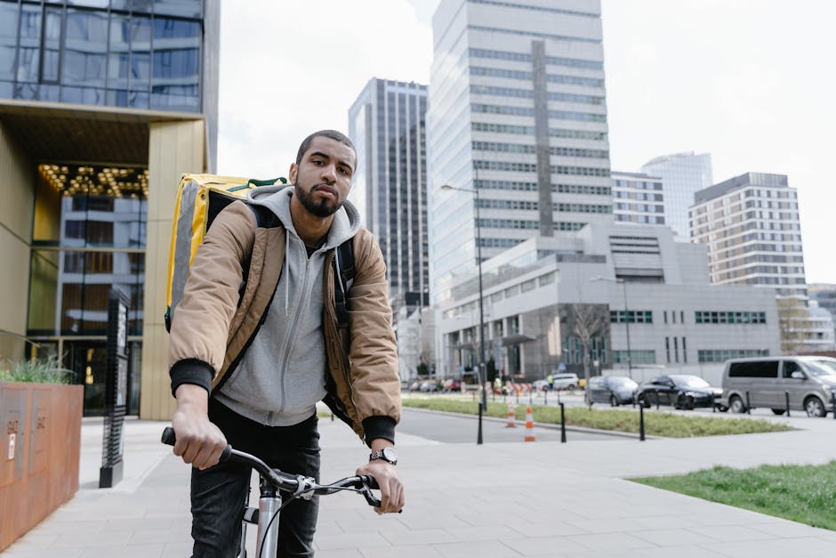 Livrator pe bicicletă ignoră pista dedicată și provoacă nervi în trafic