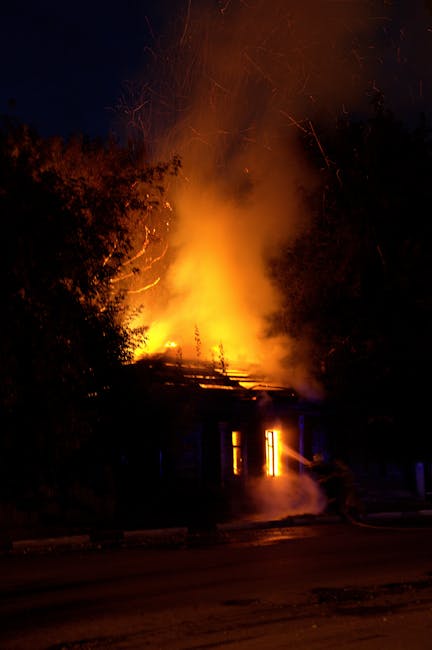 Tragedie în Comănești: un bărbat a decedat în urma unui incendiu devastator
