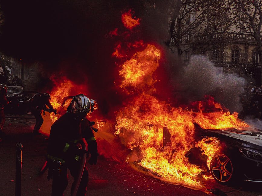 Accident grav în Franța: patru răniți după ce un șofer a intrat în mulțime la un marș pentru climă