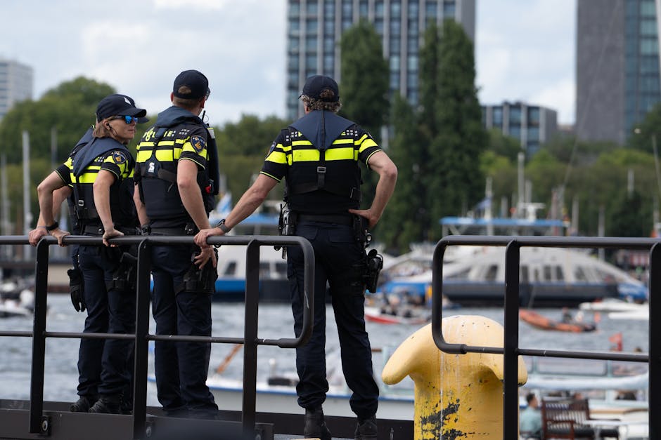 Polițiștii din Constanța oferă lecții de siguranță adolescenților în tabăra de la Costinești