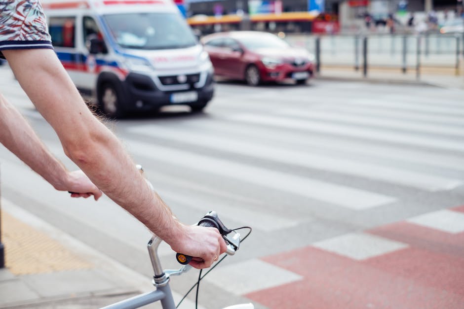 Biciclist rănit grav după un accident în intersecție