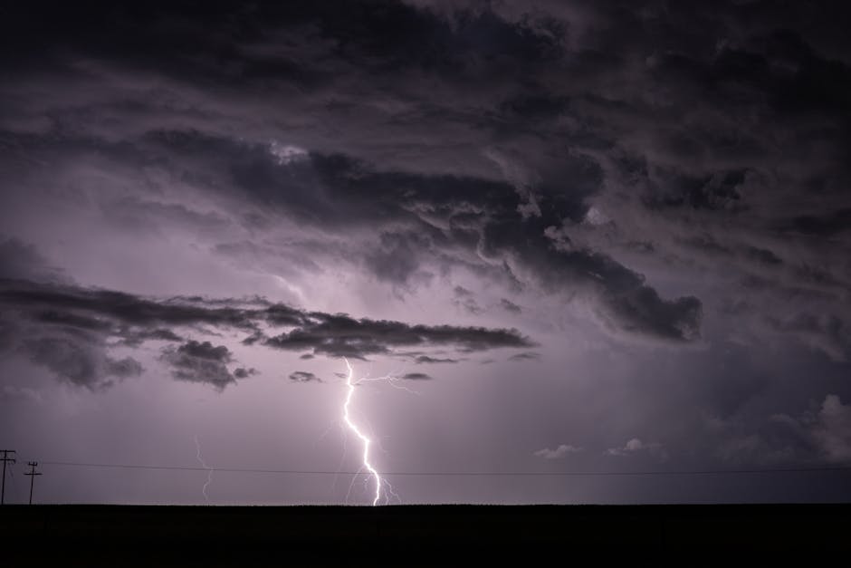 Alerte meteo: furtuni severe anunțate până în noaptea de miercuri