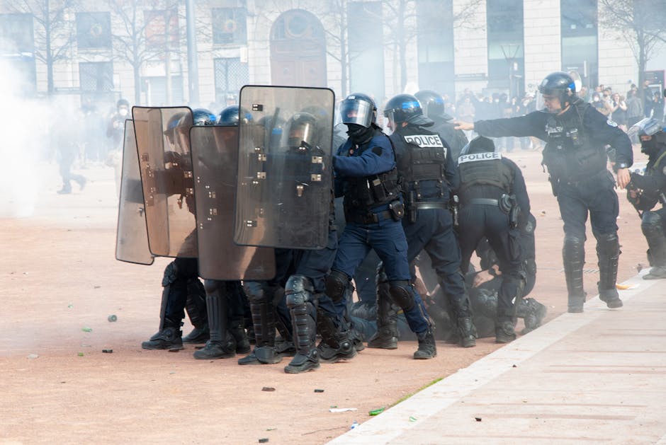 Violentele din Franța: protestele elevilor escaladează, un liceu din Paris devastat