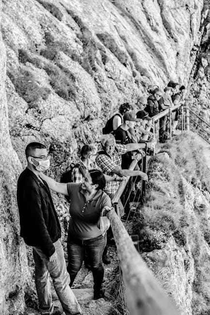 Turiștii rătăciți în Vâlcea, salvați după o noapte pe munte