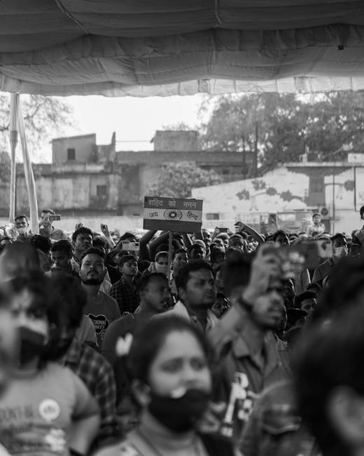 Hușenii protestează în fața consiliului local, dar edilii rămân blocați în dispute personale