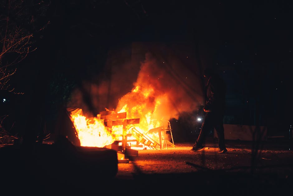Intervenție de urgență în Alba: Incendiu devastator la o fabrică de prelucrare a lemnului