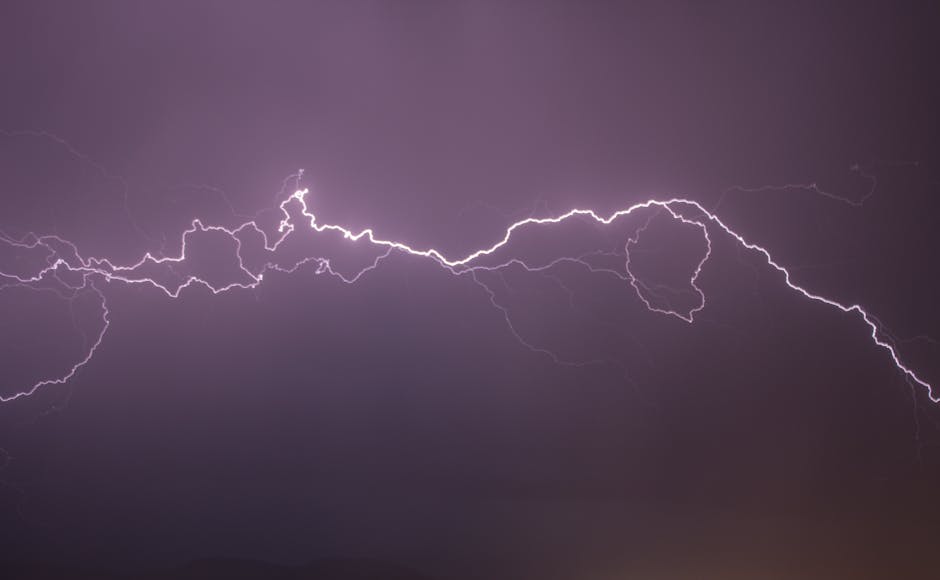 Furtunile de toamnă lasă sute de gospodării din Neamț fără curent electric