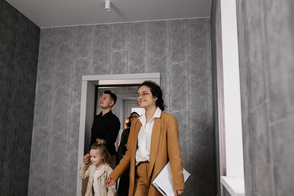 Femeie acuzată de înșelăciune după ce a obținut apartamentul tatălui său