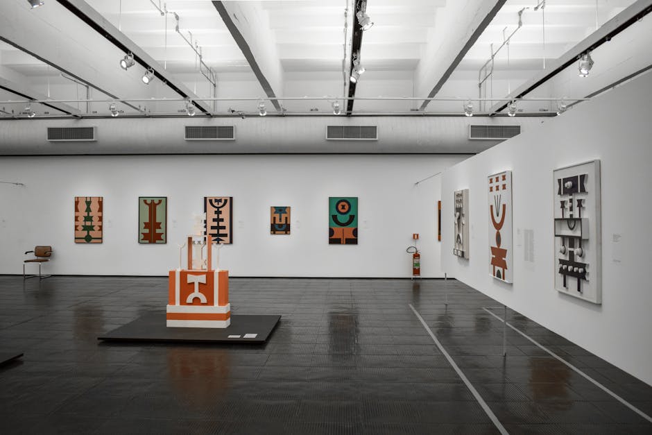 Descoperă miturile contemporane: expoziție captivantă la Târgu Jiu